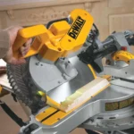 DeWalt ugaona potezna cirkular kružna pila 1675W 305mm